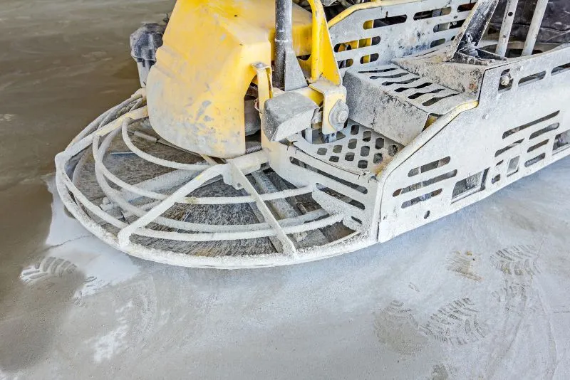 self levelling power trowel machine smoothing concrete surface